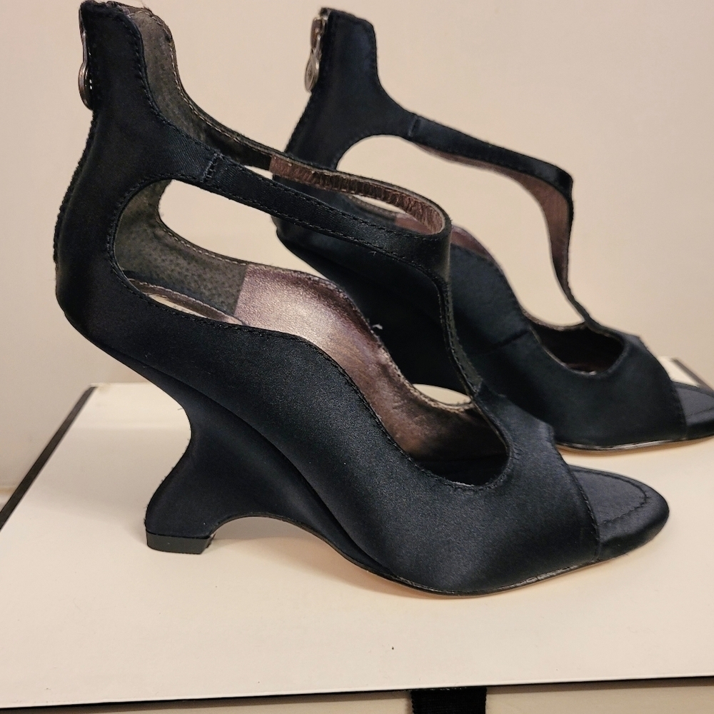 NIB LEON MAX BLACK SATIN ANGLED HEEL AVOW LEATHER T-STRAP WEDGE PUMP - Picture 9 of 16